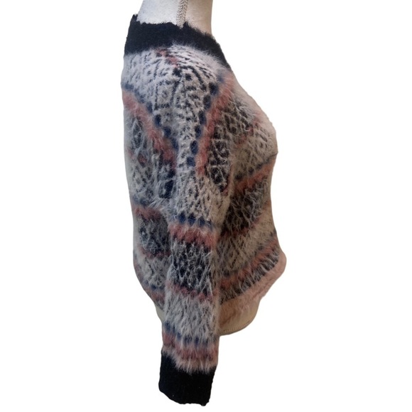 Urban outfitters fuzzy high low hem cropped sweater print blush, black sz small - Picture 11 of 13